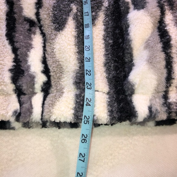 BNWT - FURTOO Winter Faux Fur Coat Womens Size L - Picture 8 of 11